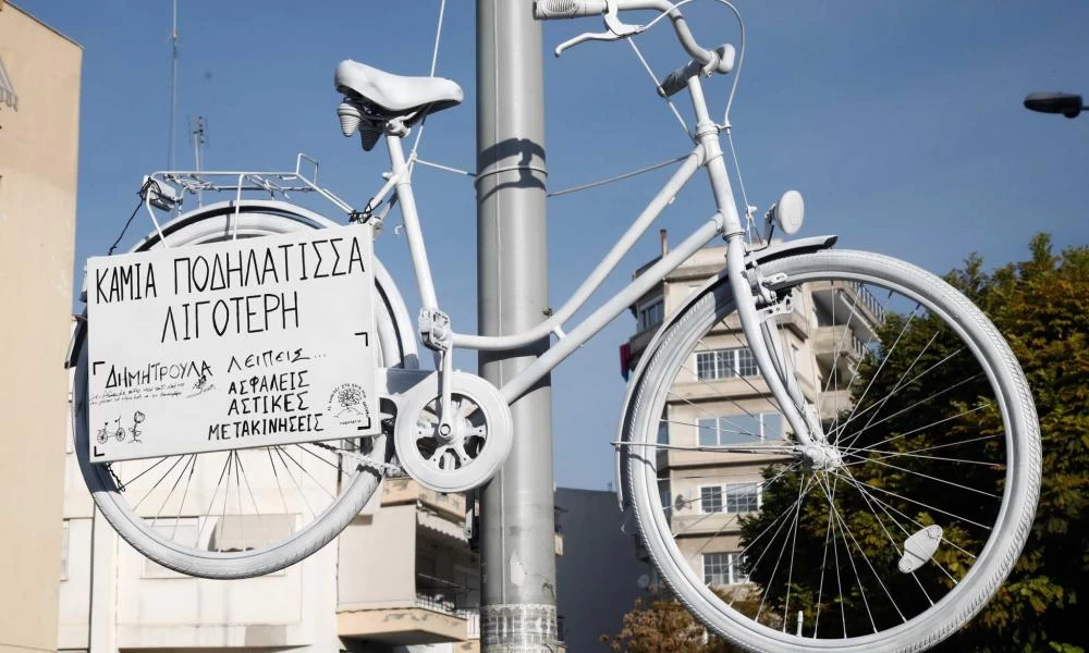 Θεσσαλονίκη: Ένα λευκό ποδήλατο - μνημείο στο σημείο που σκοτώθηκε η μαραθωνοδρόμος